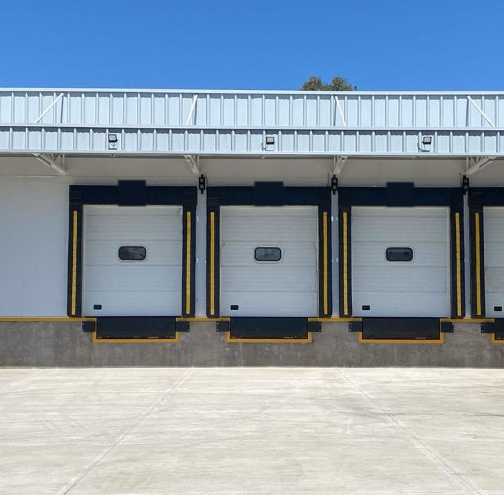 Andenes de carga con portones seccionales