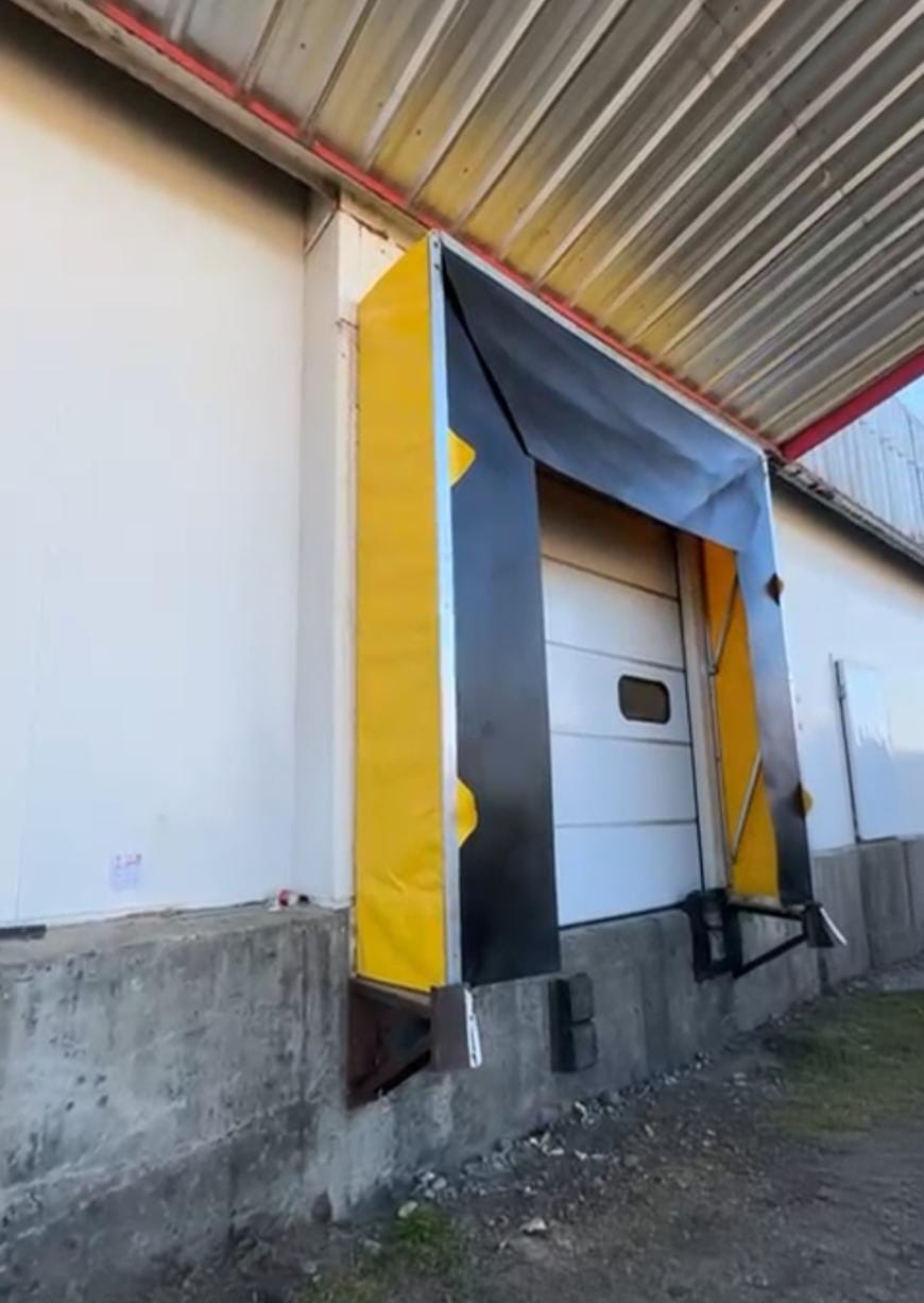 Andén de carga con abrigo sanitario amarillo y negro