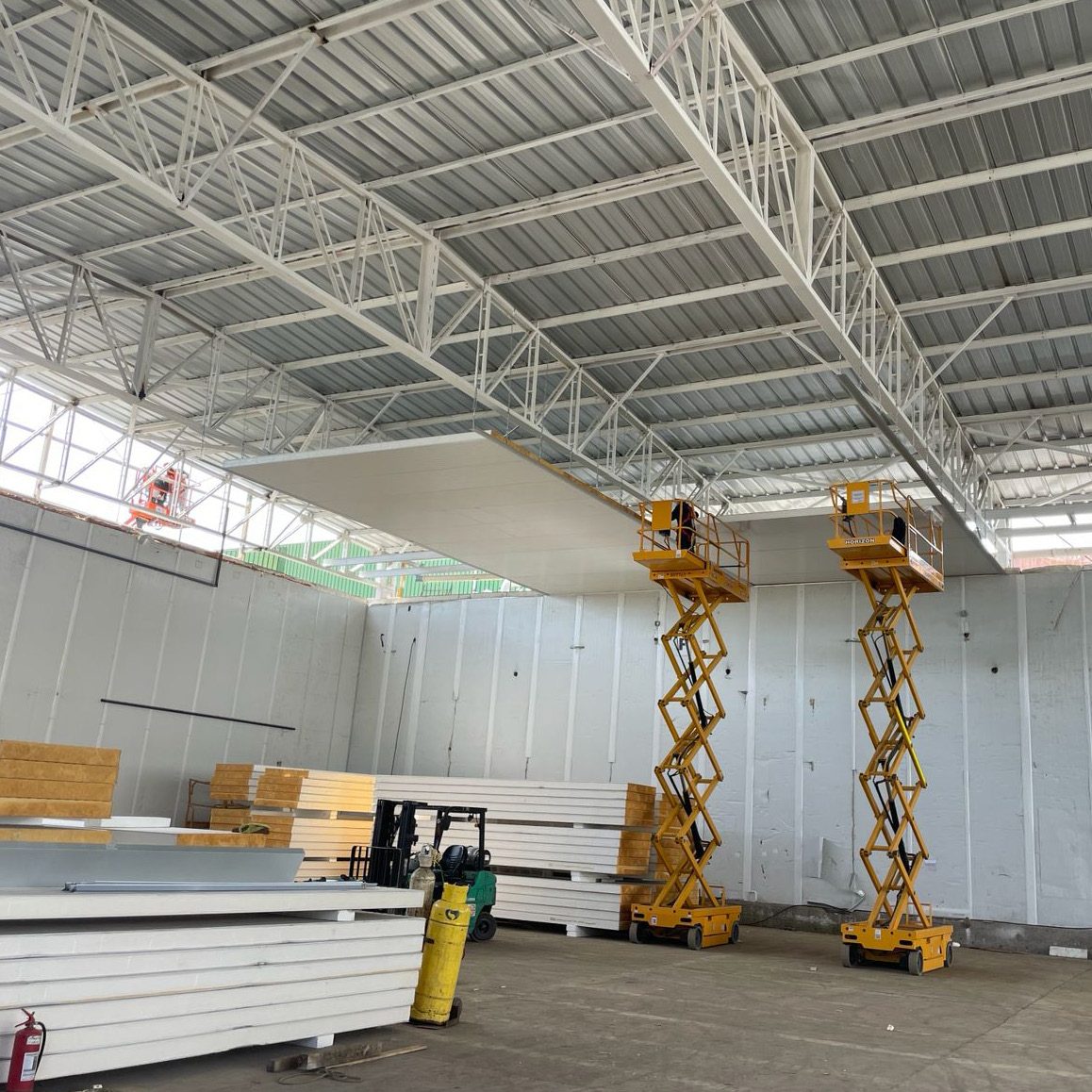 Montaje interior con paneles frigoríficos y plataforma tijera